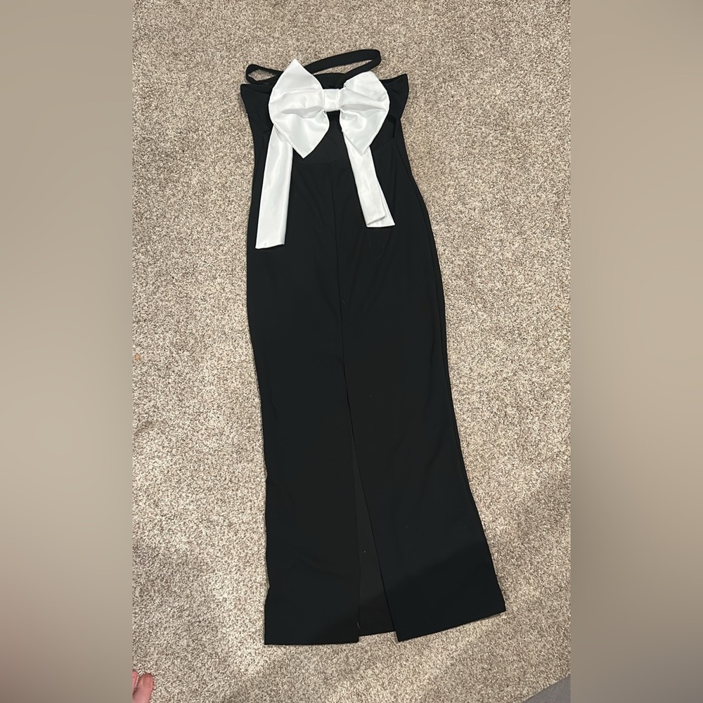 Elegant Black and White dress
The back has a white bow
